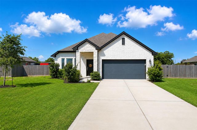11206 Youngquist Drive, Mont Belvieu, TX 77535