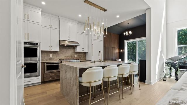 7679 Larchwood Drive, West Bloomfield, MI 48322