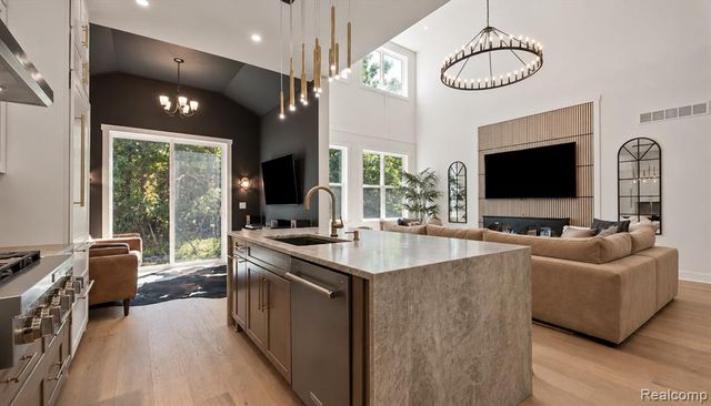 7679 Larchwood Drive, West Bloomfield, MI 48322