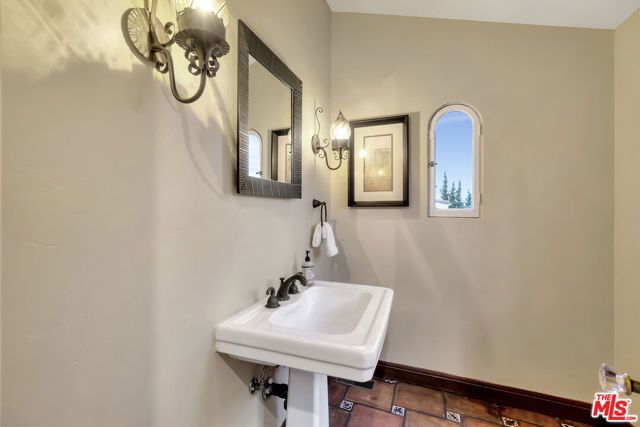 3425 Oak Glen Drive, Los Angeles, CA 90068