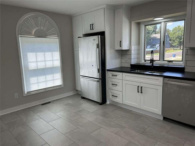 519 NE Timbercreek Drive, Lee's Summit, MO 64086