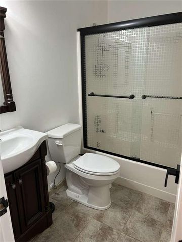 519 NE Timbercreek Drive, Lee's Summit, MO 64086