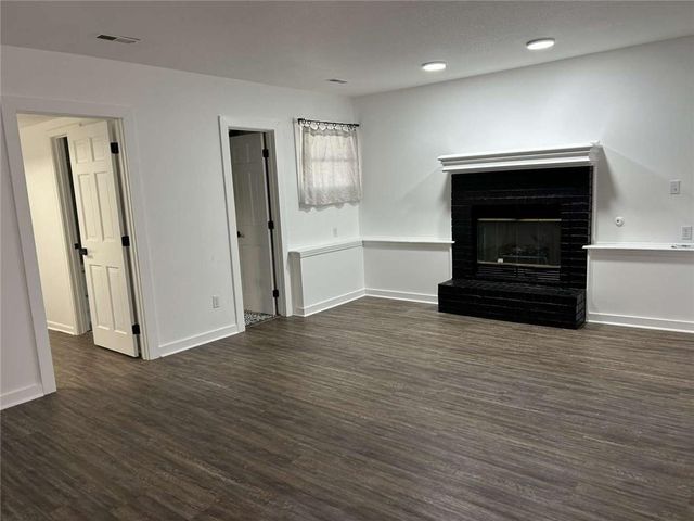 519 NE Timbercreek Drive, Lee's Summit, MO 64086