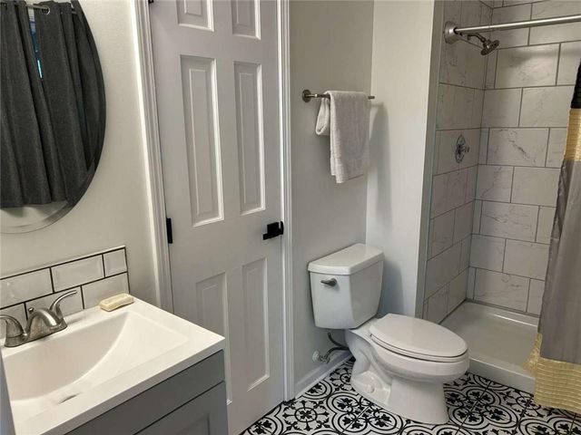 519 NE Timbercreek Drive, Lee's Summit, MO 64086