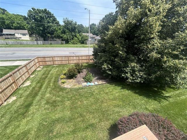 519 NE Timbercreek Drive, Lee's Summit, MO 64086