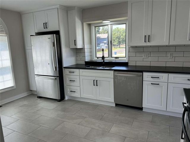 519 NE Timbercreek Drive, Lee's Summit, MO 64086
