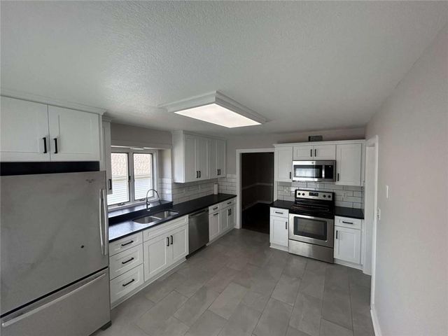519 NE Timbercreek Drive, Lee's Summit, MO 64086