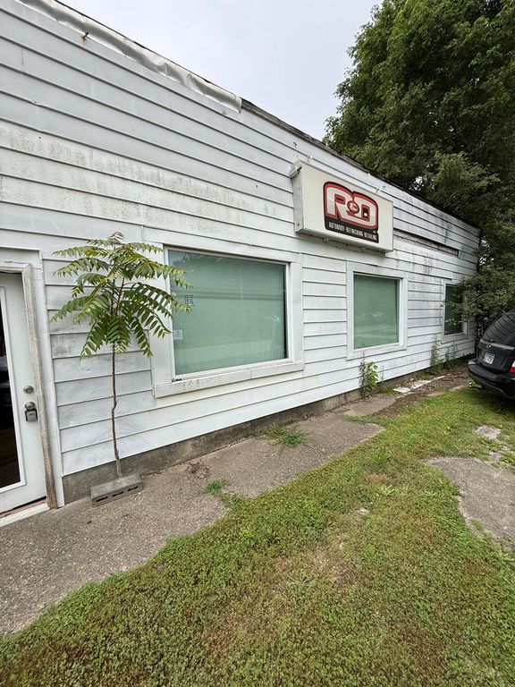 Image 1 of property listing at 225 S Marshall Street, Salem, IL 62881