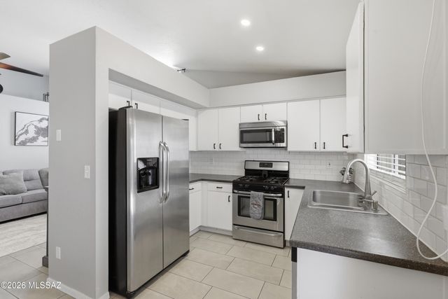 8078 N Streamside Avenue, Tucson, AZ 85741