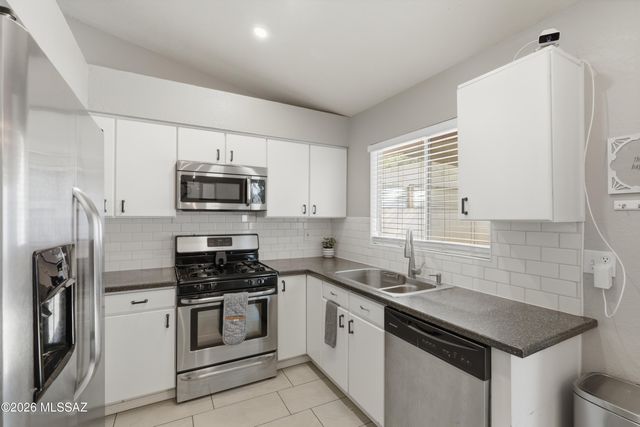 8078 N Streamside Avenue, Tucson, AZ 85741