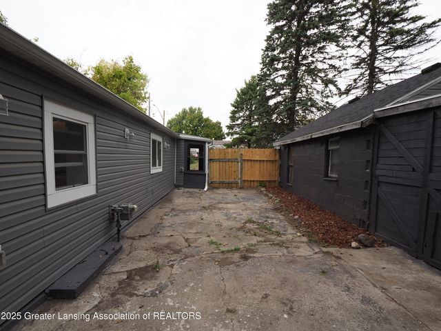 627 W Frederick Avenue, Lansing, MI 48906