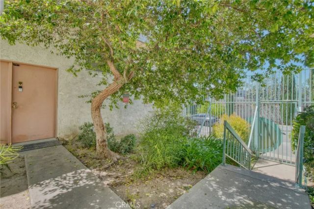 21019 Gresham St. 22, Canoga Park, CA 91304