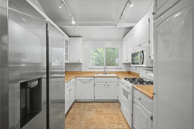 21019 Gresham St. 22, Canoga Park, CA 91304