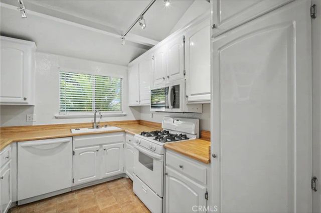 21019 Gresham St. 22, Canoga Park, CA 91304