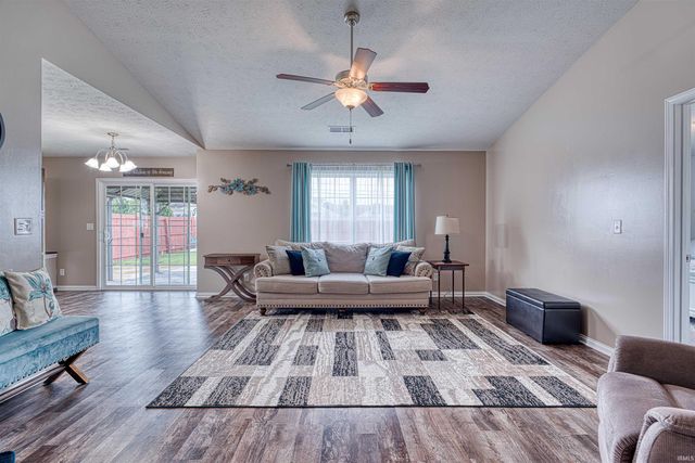 817 Candlestick Court, Evansville, IN 47725