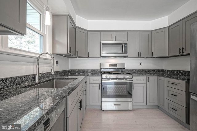 17 MAPLEWOOD AVE, Carneys Point, NJ 08069