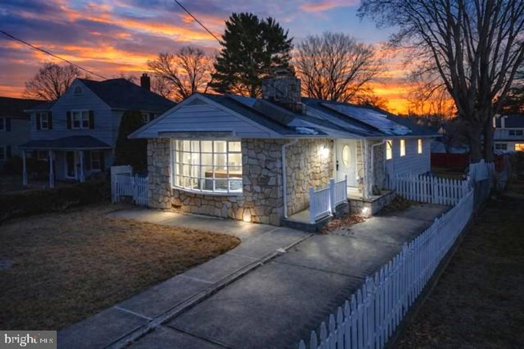 17 MAPLEWOOD AVE, Carneys Point, NJ 08069