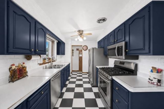 8231 W Berwyn Avenue, Chicago, IL 60656