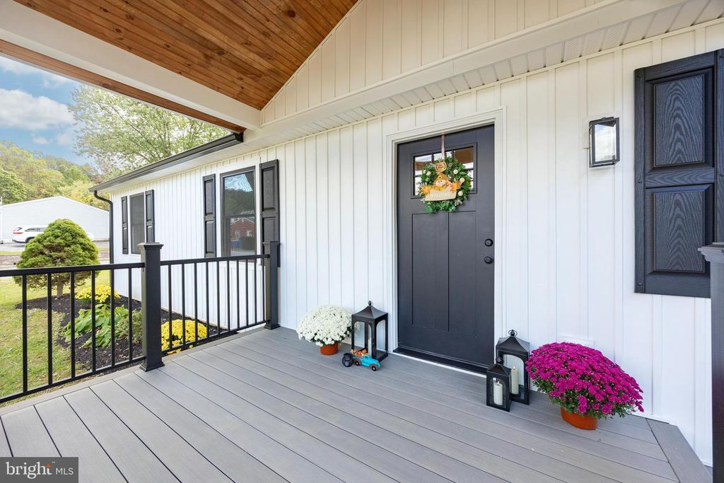 704 W BRIDGE ST, Parkesburg, PA 19365