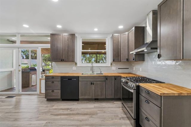 904 BAYSHORE DRIVE, Tarpon Springs, FL 34689