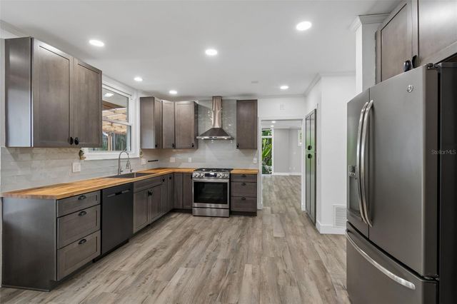 904 BAYSHORE DRIVE, Tarpon Springs, FL 34689