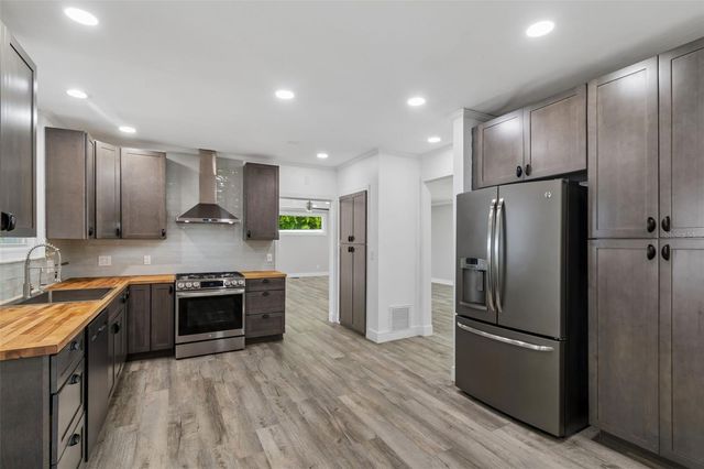 904 BAYSHORE DRIVE, Tarpon Springs, FL 34689