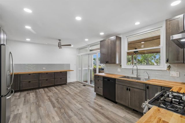 904 BAYSHORE DRIVE, Tarpon Springs, FL 34689