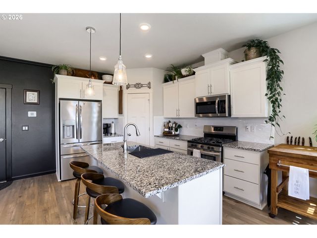 1464 18TH Ave, Forest Grove, OR 97116