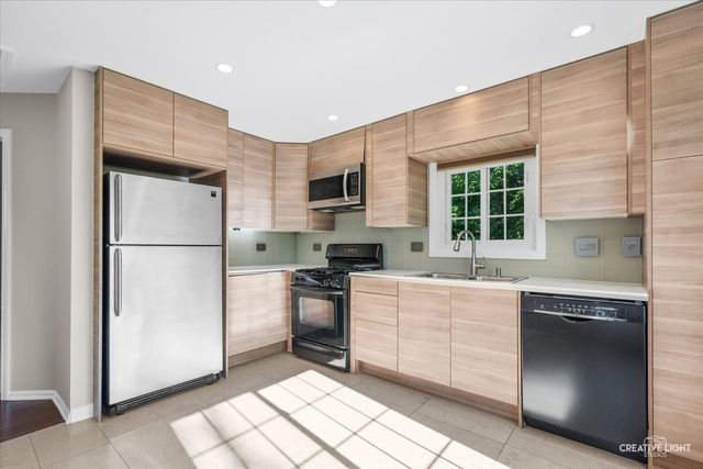 868 Quin Court 201, Naperville, IL 60563