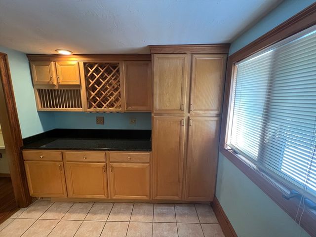 7 W Hill Ter, Worcester, MA 01609