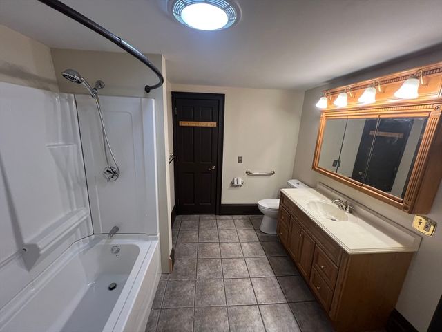 7 W Hill Ter, Worcester, MA 01609