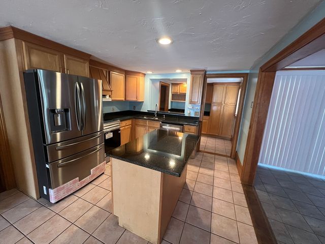 7 W Hill Ter, Worcester, MA 01609