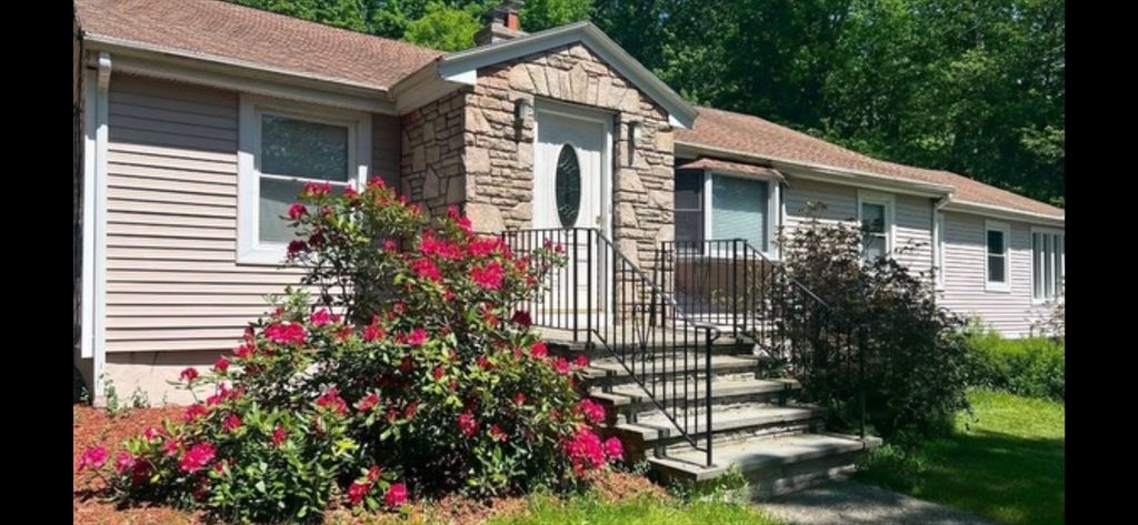 7 W Hill Ter, Worcester, MA 01609