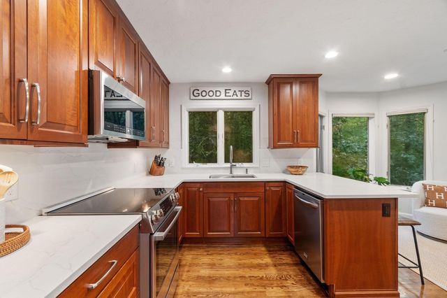 25 Pickman Dr, Bedford, MA 01730
