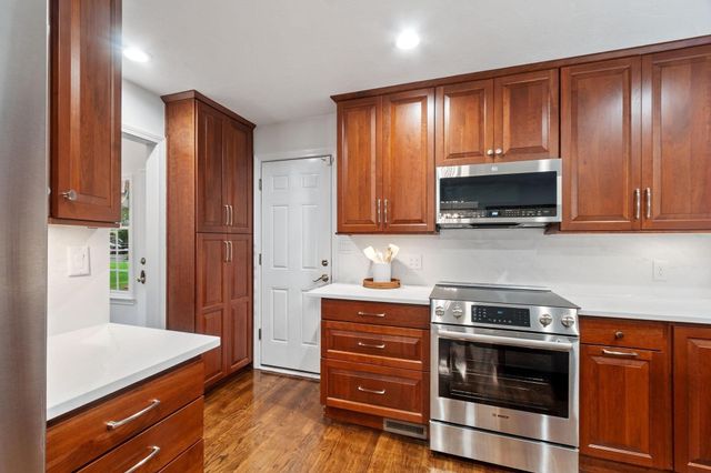 25 Pickman Dr, Bedford, MA 01730