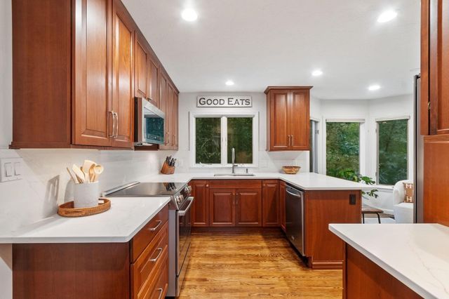 25 Pickman Dr, Bedford, MA 01730