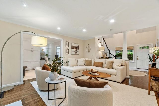 25 Pickman Dr, Bedford, MA 01730