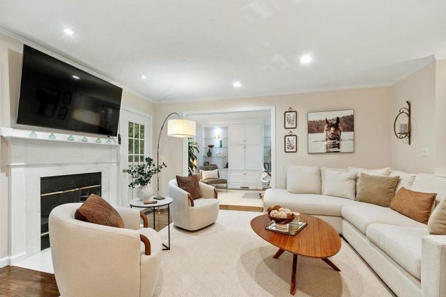 25 Pickman Dr, Bedford, MA 01730