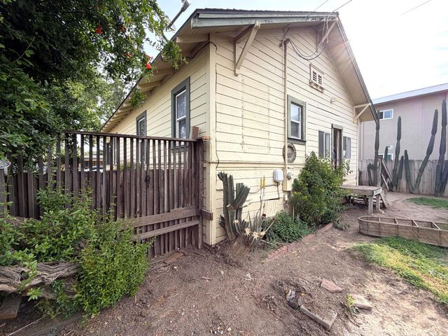 230 W 18th St, Merced, CA 95340