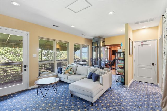 800 Oakwood Court, Highland Village, TX 75077