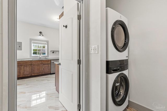 1302 Dr Martin Luther King Jr Dr, Pensacola, FL 32503