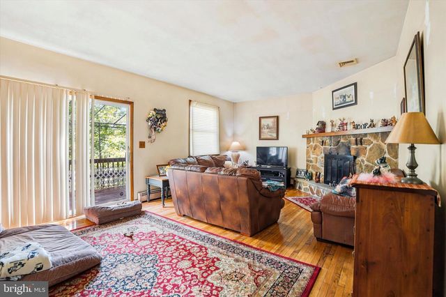 23 HAUSMAN RD, Green Lane, PA 18054