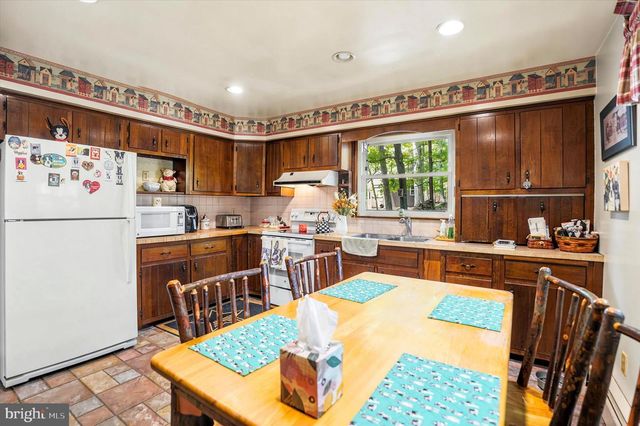 23 HAUSMAN RD, Green Lane, PA 18054