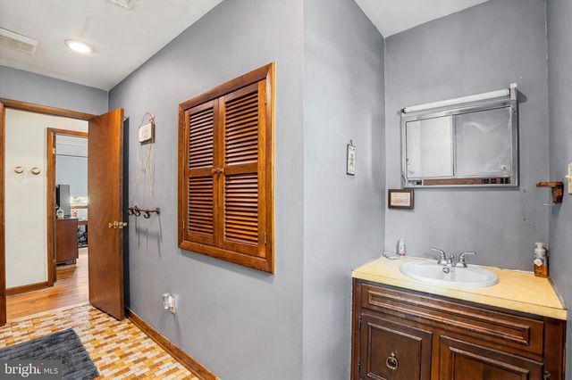23 HAUSMAN RD, Green Lane, PA 18054