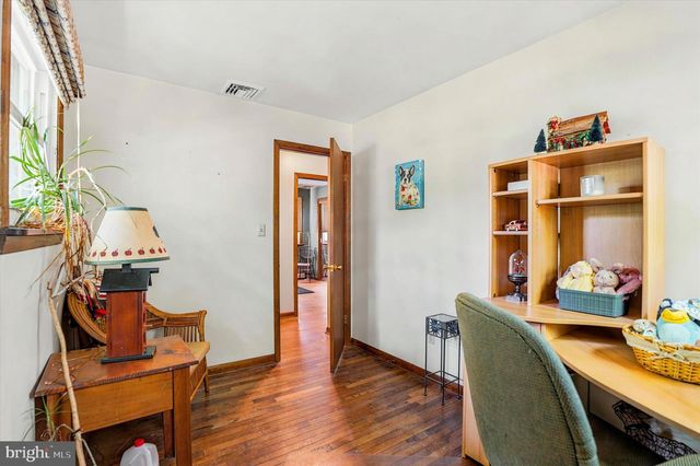 23 HAUSMAN RD, Green Lane, PA 18054