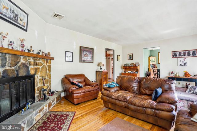 23 HAUSMAN RD, Green Lane, PA 18054