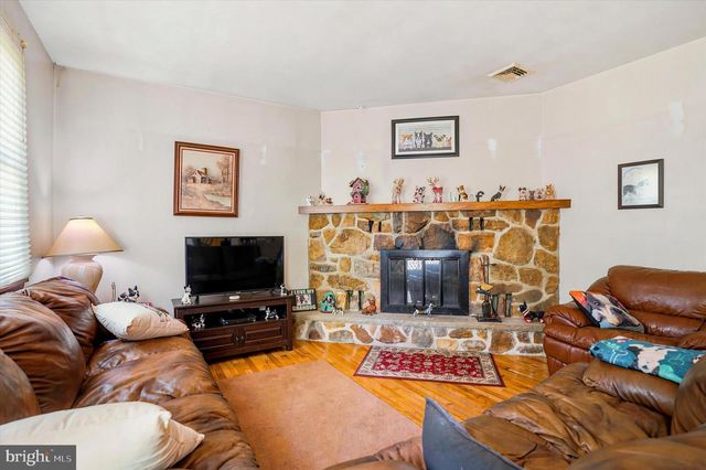 23 HAUSMAN RD, Green Lane, PA 18054