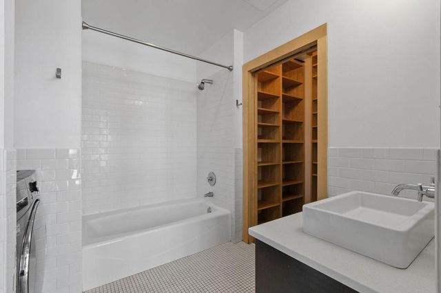 345 6th Avenue N 406, Minneapolis, MN 55401