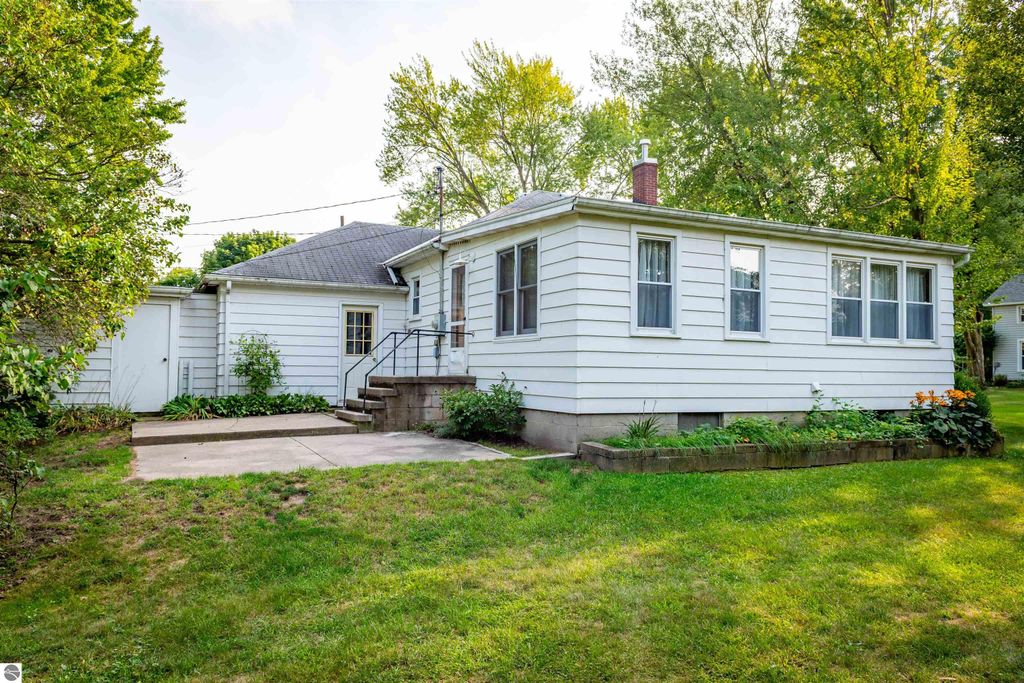 Image 3 of property listing at 121 E Maple Street, Shepherd, MI 48883