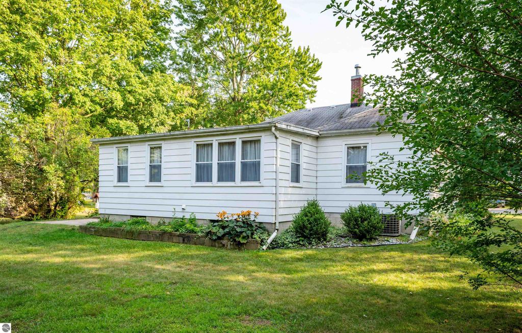 Image 4 of property listing at 121 E Maple Street, Shepherd, MI 48883